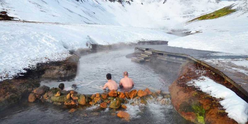 Baden in een natuurlijke warmwaterbron in IJsland