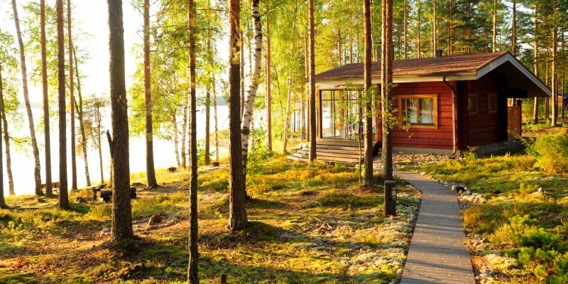 Blokhut-aan-het-meer-en-in-de-bossen-Finland