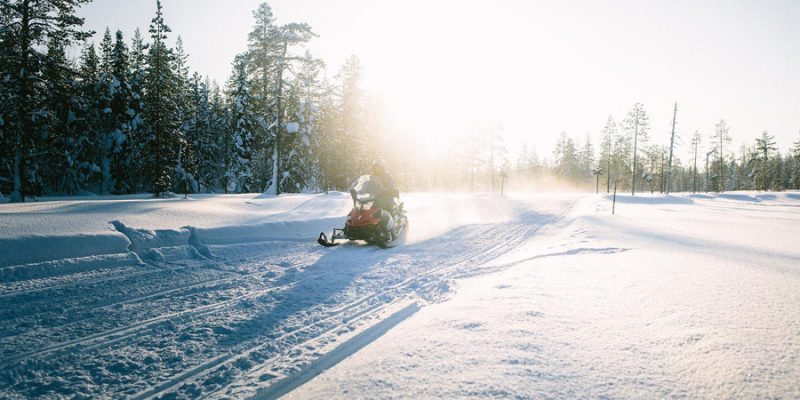 Finland in de winter met de sneeuwscooter