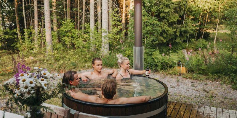 Finland-relaxen-in-outdoor-hottub