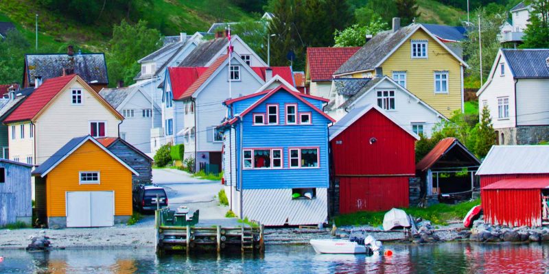 Gekleurde-huisjes-aan-de-Noorse-kust