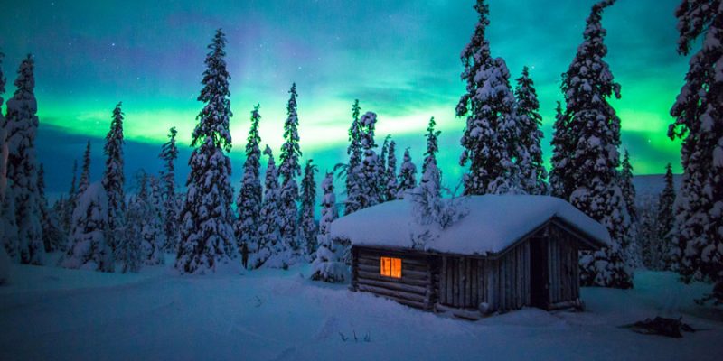 Blokhut met noorderlicht in Lapland