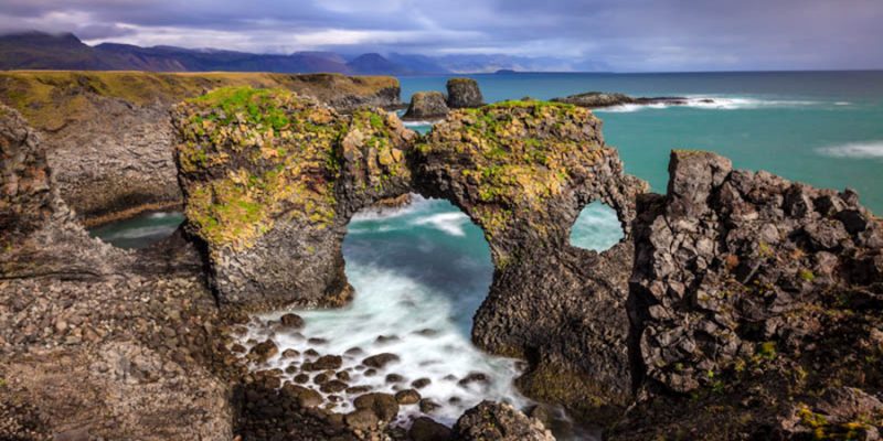 IJsland-Arnarstapi-rotsen-in-de-zee