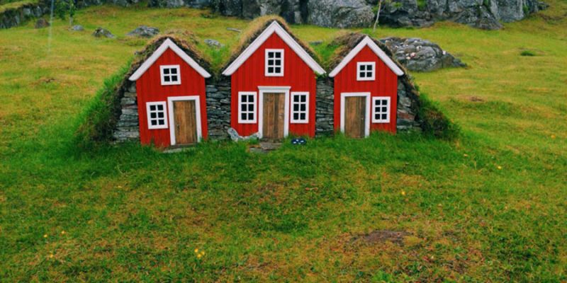 Kleine rode elfenhuisjes in Egilsstadir in IJsland