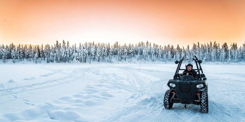 Ice buggy driving in Zweeds Lapland