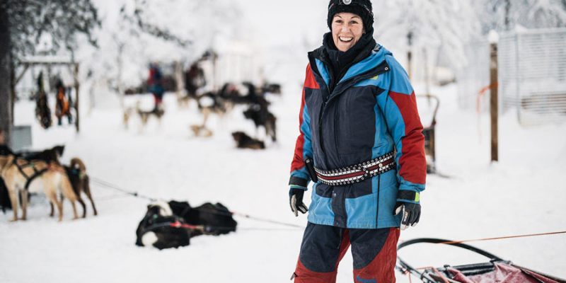 Katarina in de kennel van de Aurora Mountain Lodge Lapland