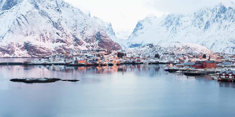 Noord-Noorwegen-fjord-berg-vissersdorp