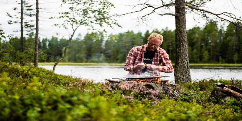 Outdoor-cooking-in-Lapland-man-kookt-in-de-natuur
