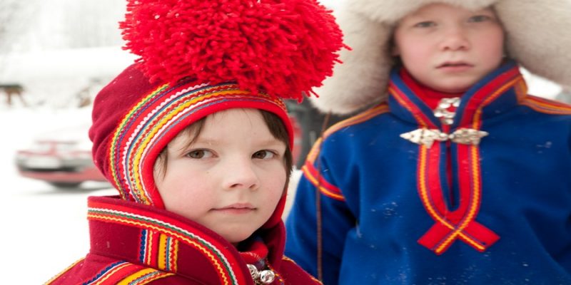 Sami-jongens-inheemse-cultuur-in-Lapland-Zweden_Noorwegen_Finland