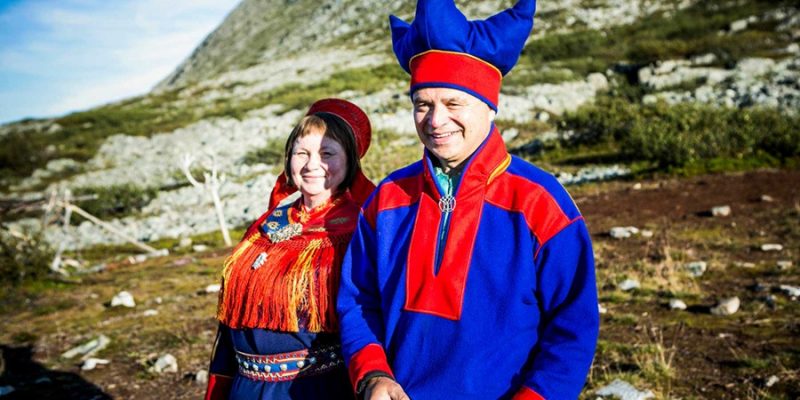 Sami-koppel-in-traditionele-outfit-Lapland