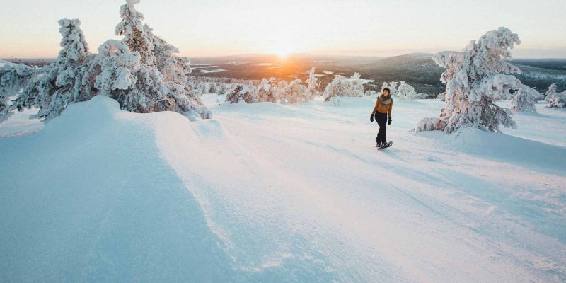 Sneeuwschoenwandeling in Levi in Fins Lapland met zonsondergang
