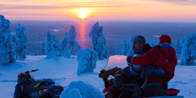 Sneeuwscooter tocht in Harriniva Finland