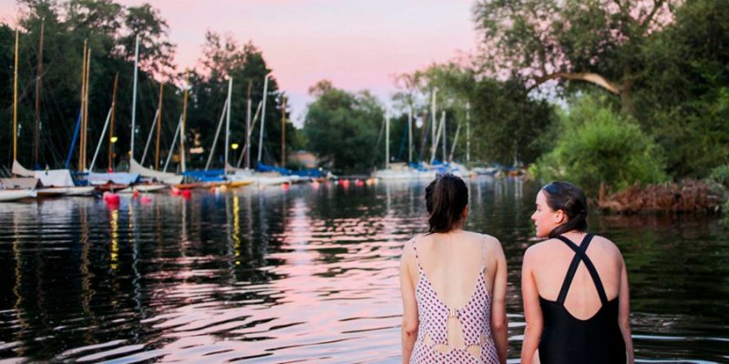 Stockholm-zomer-in-de-stad-meisjes-zwemmen