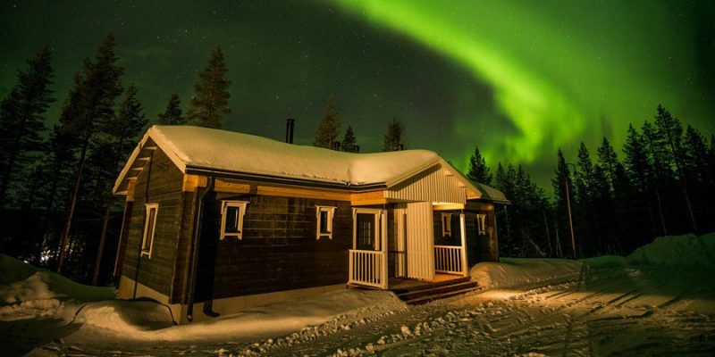 Noorderlicht-boven-de-cabin-in-Valkea