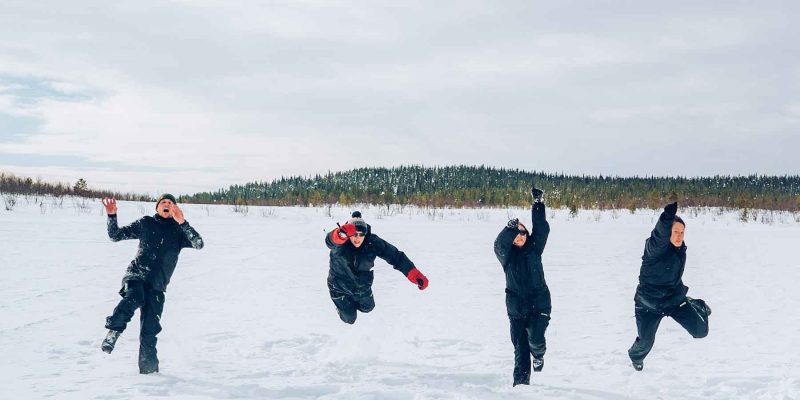 Lapland-springen-in-de-sneeuw