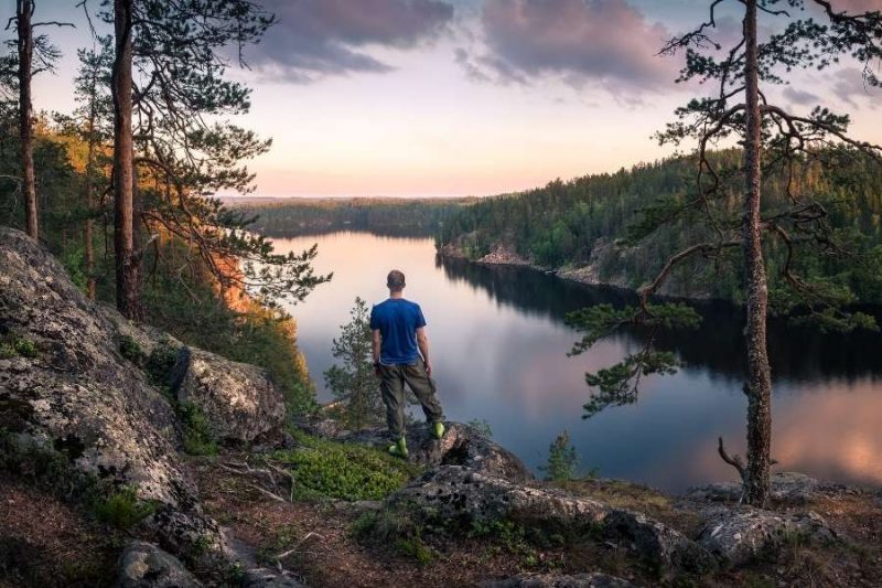 Finland wandeling rond de bossen en meren in Mantyharju Nordic