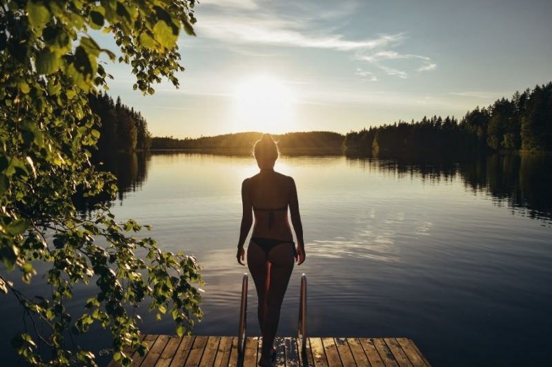 Frisse duik in een Fins meer na de sauna.