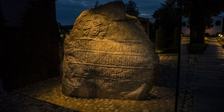 Kongernes-Jelling-rune-stone in Denemarken Nordic
