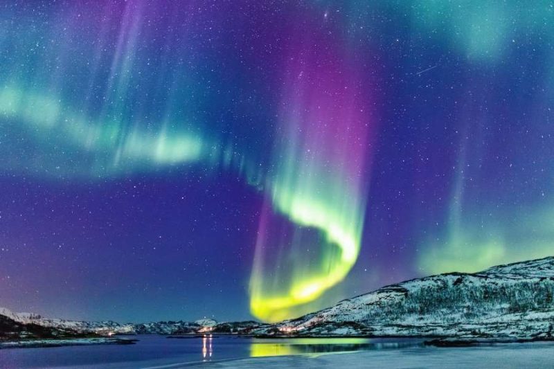 Noorderlicht boven de kust van Noorwegen reizen met Nordic
