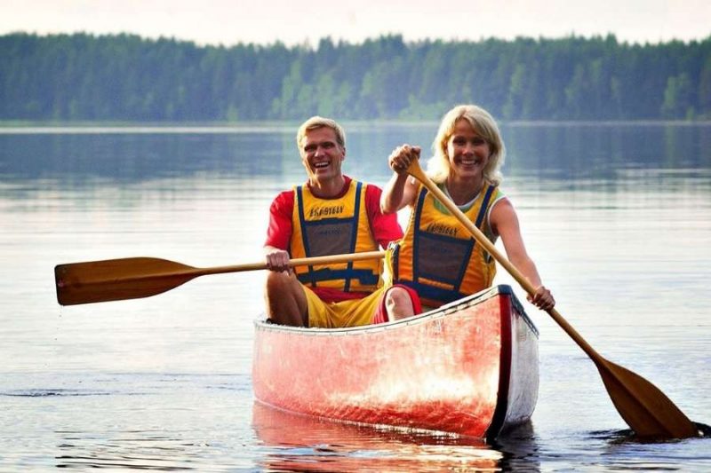 Romantisch samen kanovaren in FInland in Koli Nationaal Park met Nordic