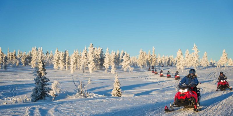 Sneeuwscooter-tocht-met-een-groep-door-Lapland-Finland-met-Nordic
