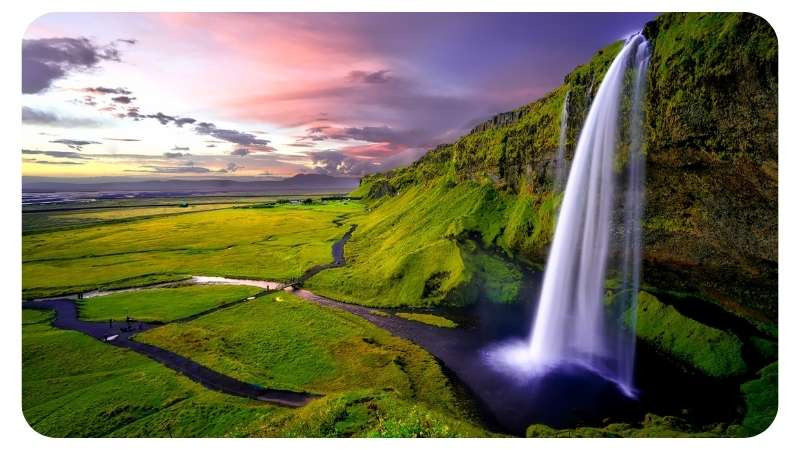 Watervallen in IJsland met ondergaande zon Nordic
