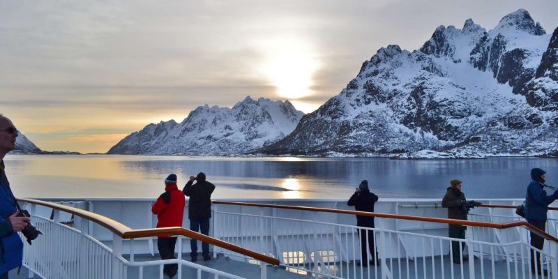 Het-uitzicht-bewonderen-op-Hurtigruten-cruise-met-Nordic
