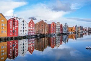 Kleurrijke-huisjes-in-Trondheim-op-Hurtigruten-zeereis-met-Nordic-300x200