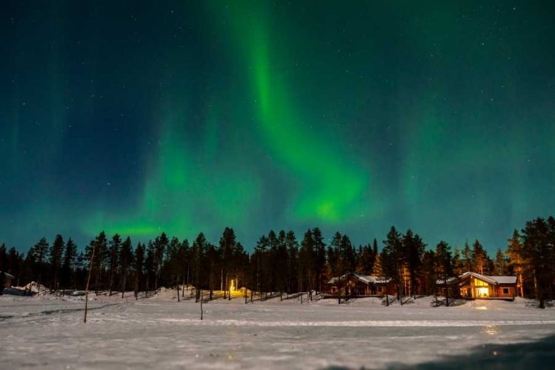 Noorderlicht boven de PinetreeLodge in Zweeds Lapland