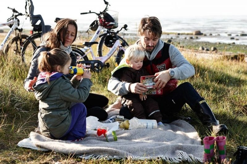 Picknicken-op-gezinsvakantie-naar-Denemarken-met-Nordic-©Vadehavet-VisitDenmark-800x533
