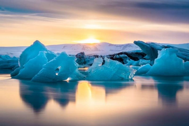 Prachtige-ijsbergen-op-reis-naar-IJsland-met-Nordic