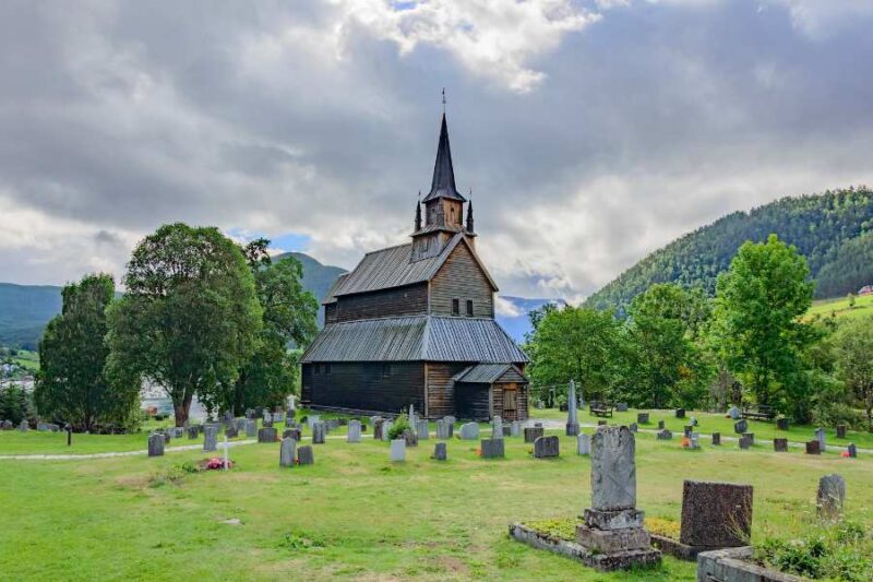 De Staafkerk in het dorpje Kaupanger in de Sognefjord in Zuid-Noorwegen