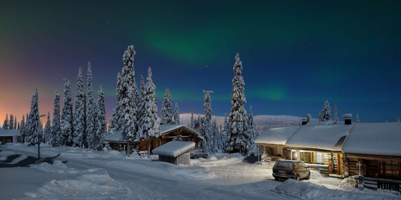 Noorderlicht boven een lodge in Lapland
