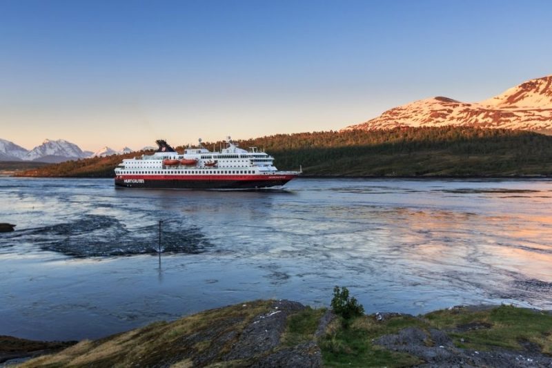 Op-Hurtigruten-zeereis-met-Nordic-boek-nu-je-cruise-met-mooie-kortingen-1-800x533