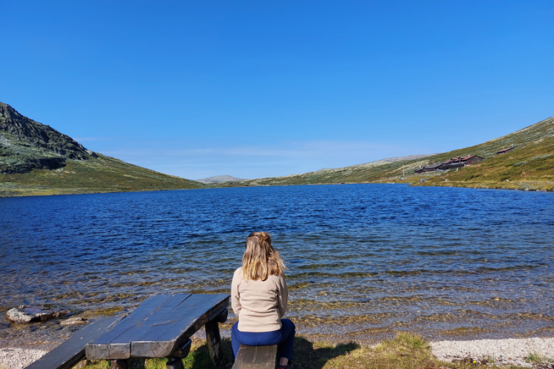Wandeling in Rondane Nationaal Park, uitrusten op een bankje aan het water