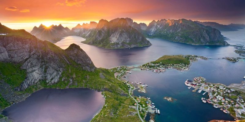 Landschap in Noorwegen bij ondergaande zon
