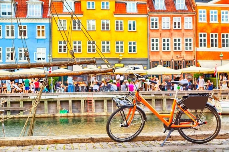 Fiets voor gekleurde huizen in Kopenhagen