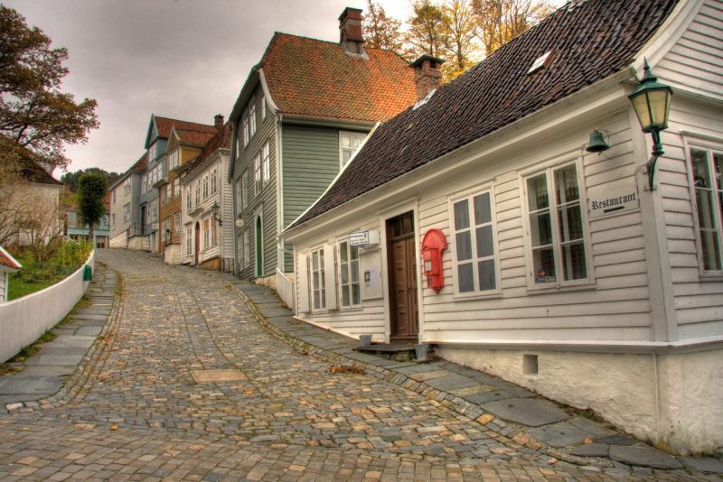 Een klein straatje in het oude stadsgedeelte van Bergen