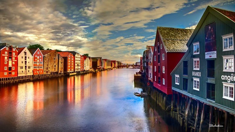 De kleurrijke huisjes langs de Nidelva rivier in Trondheim, Noorwegen