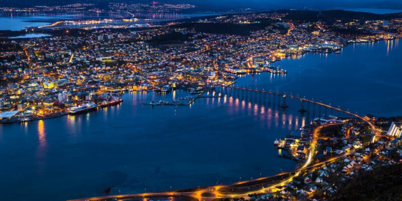 Tromso-stad-in-de-avond-in-Noorwegen-met-Nordic