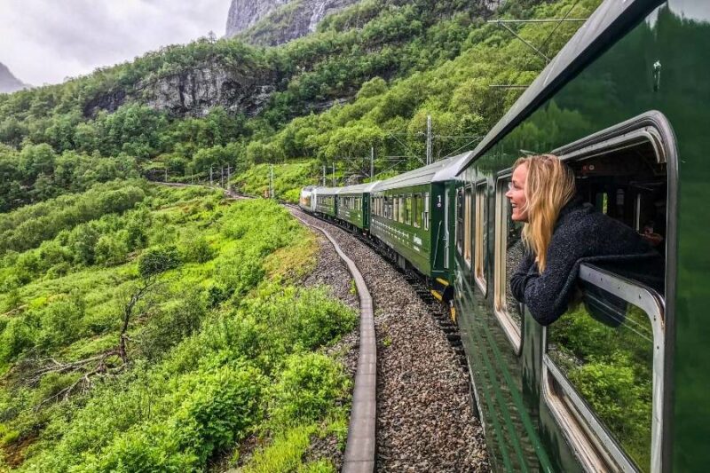 vrouw kijkt uit de Flamsbana trein in Noorwegen