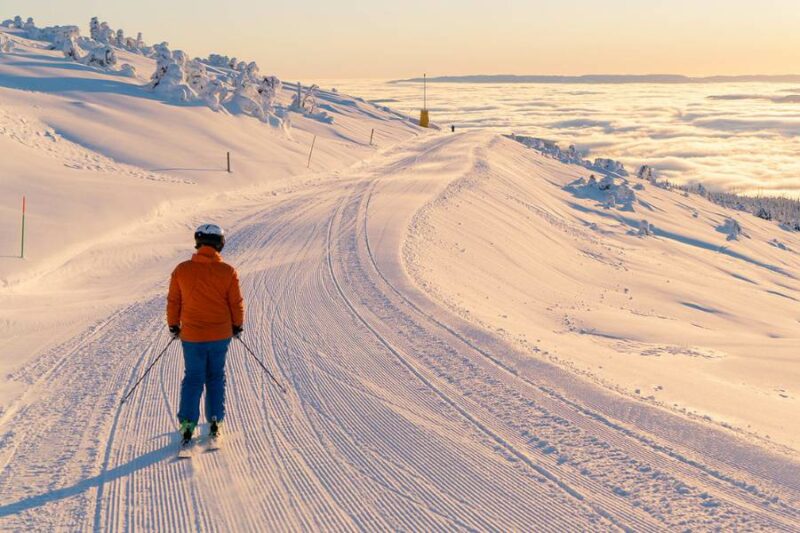 Een wintersporter op piste in Noorwegen