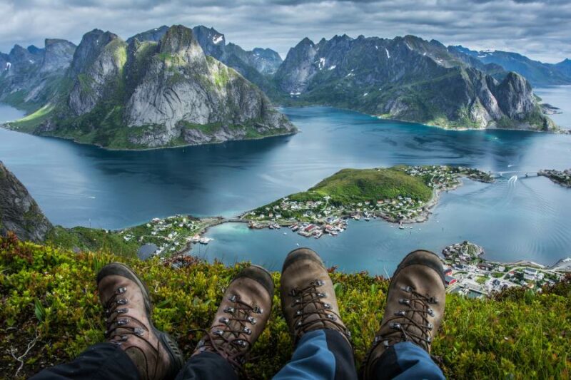 wandelaars genieten van het uitzicht vanaf berg Reinebringen op de Lofoten