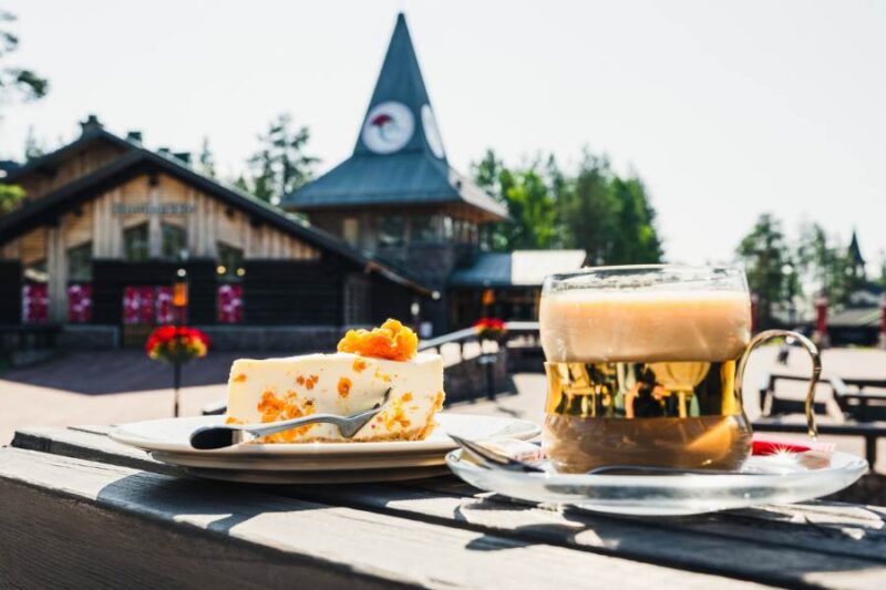 koffie en taart op het terras van Santa Clause Village in Rovaniemi, Lapland